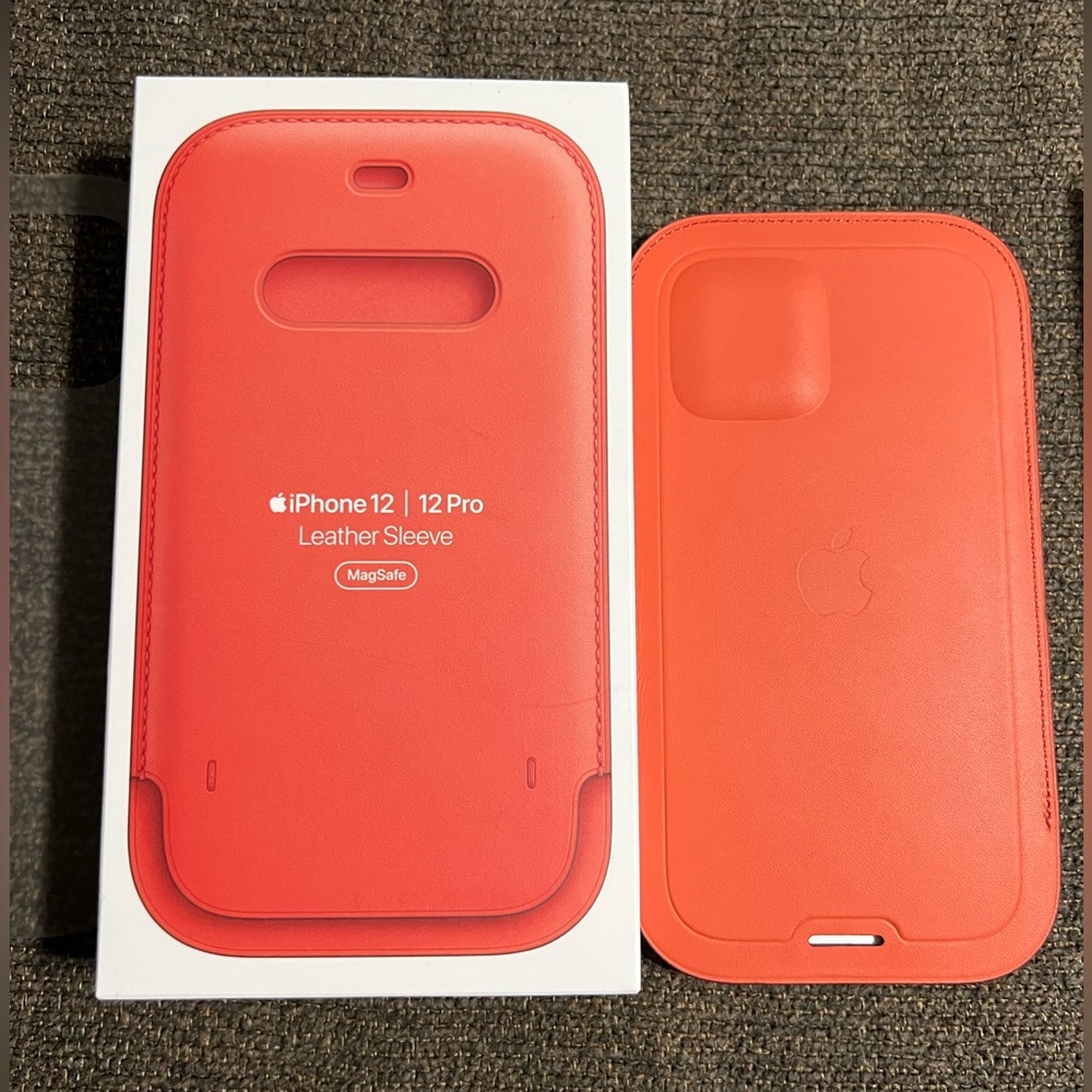 Apple Leather sleeve MagSafe NEW